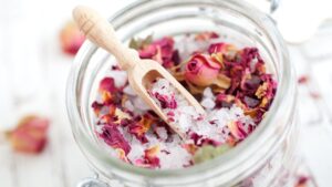 Công thức tự làm muối tắm tại nhà đơn giản cho làn da mịn màng